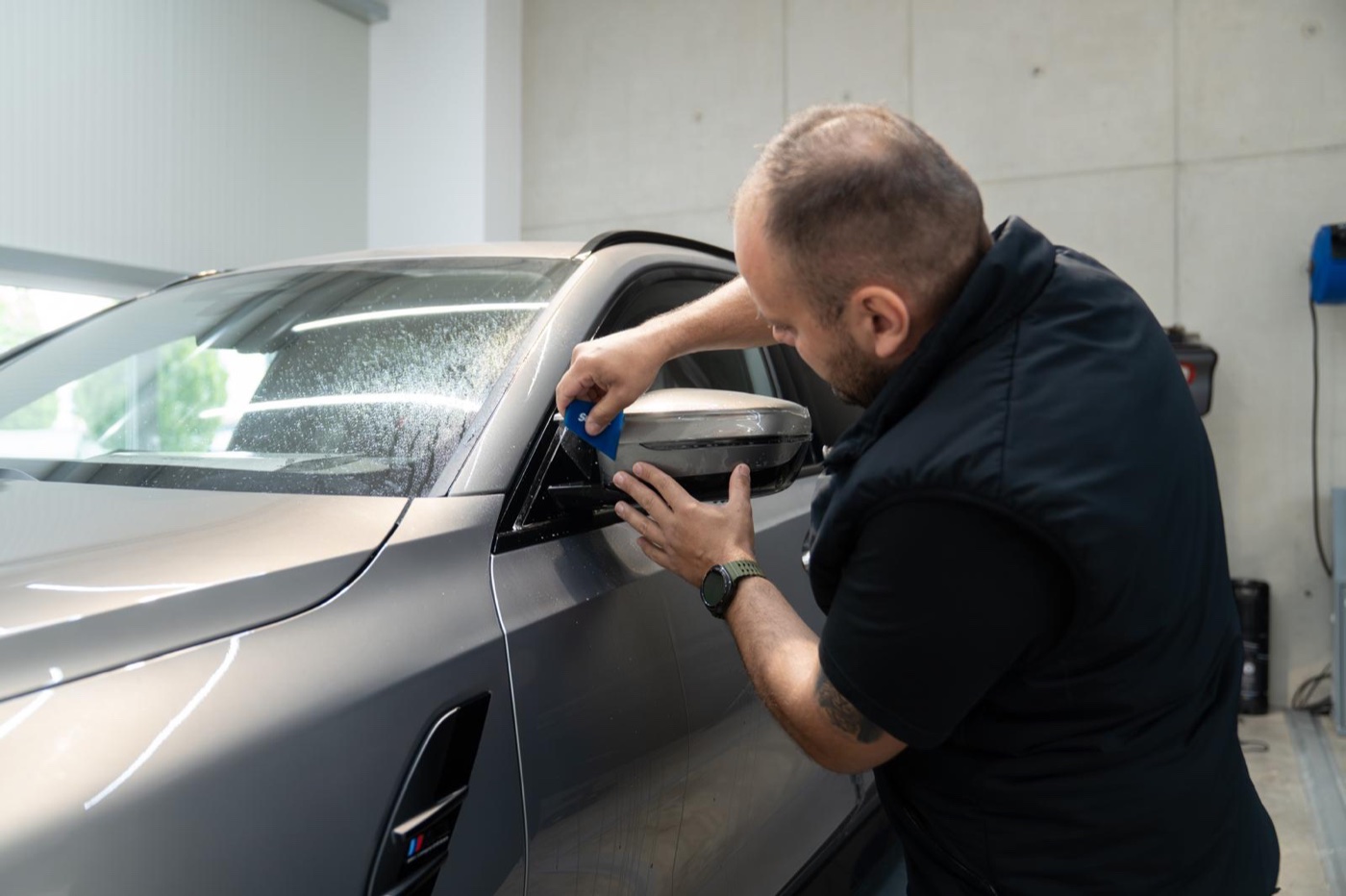BMW M-Serie – Steinschlagschutzfolie Detailarbeit am Außenspiegel